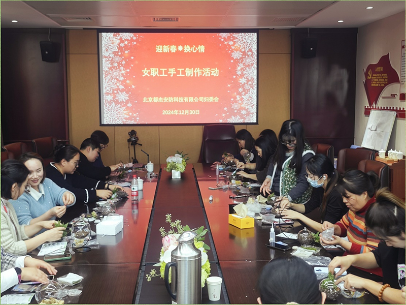 能手花匠巧筑景 ? 绿意盎然迎新年 - 公司新闻 - 必发bifa